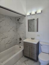 7055 N Clark St, Unit 2 in Chicago, IL - Foto de edificio - Building Photo