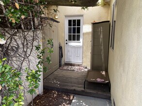 172 W Elm Ct, Unit 172 in Burbank, CA - Building Photo - Building Photo