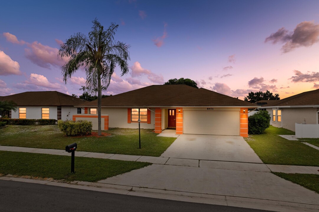 8471 Winnipesaukee Way in Wellington, FL - Foto de edificio
