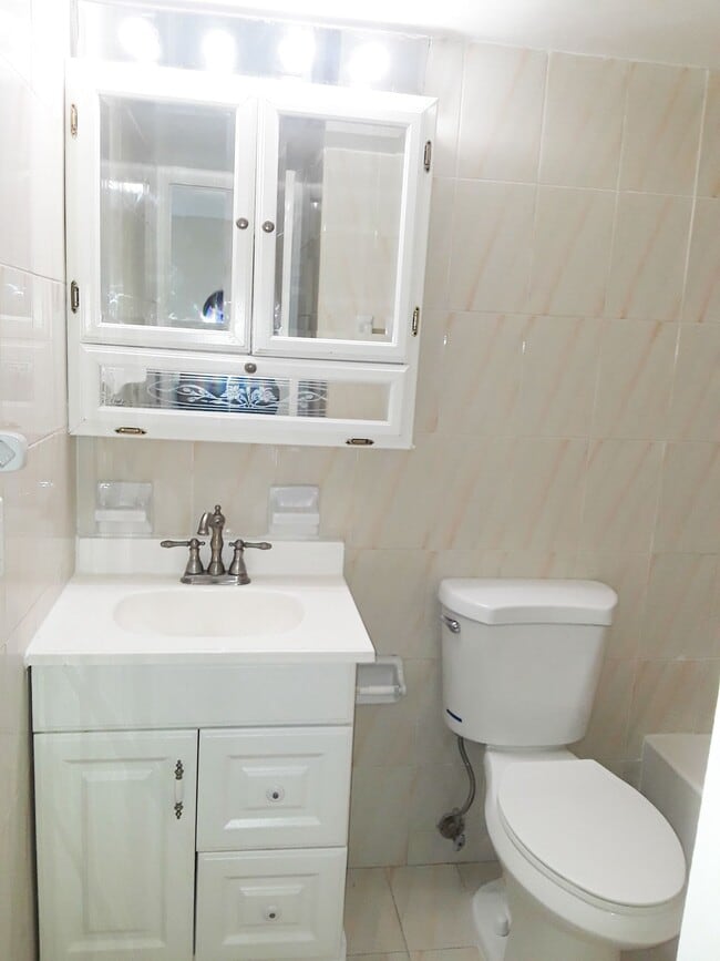 4841 NW 7th St, Unit 109-4 in Miami, FL - Foto de edificio - Building Photo