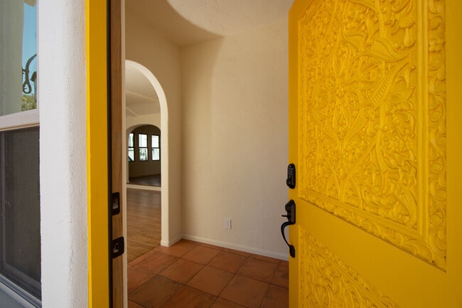 1260 S Ridgeley Dr in Los Angeles, CA - Foto de edificio - Building Photo