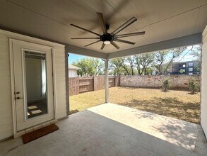 125 Slenderleaf Dr in Marble Falls, TX - Foto de edificio - Building Photo