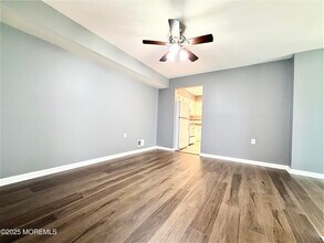 304 Wellington Pl in Matawan, NJ - Foto de edificio - Building Photo