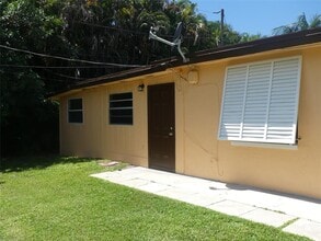 4725 SW 65th Ave in Davie, FL - Building Photo - Building Photo