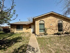 2107 Rockwood Dr in Carrollton, TX - Building Photo