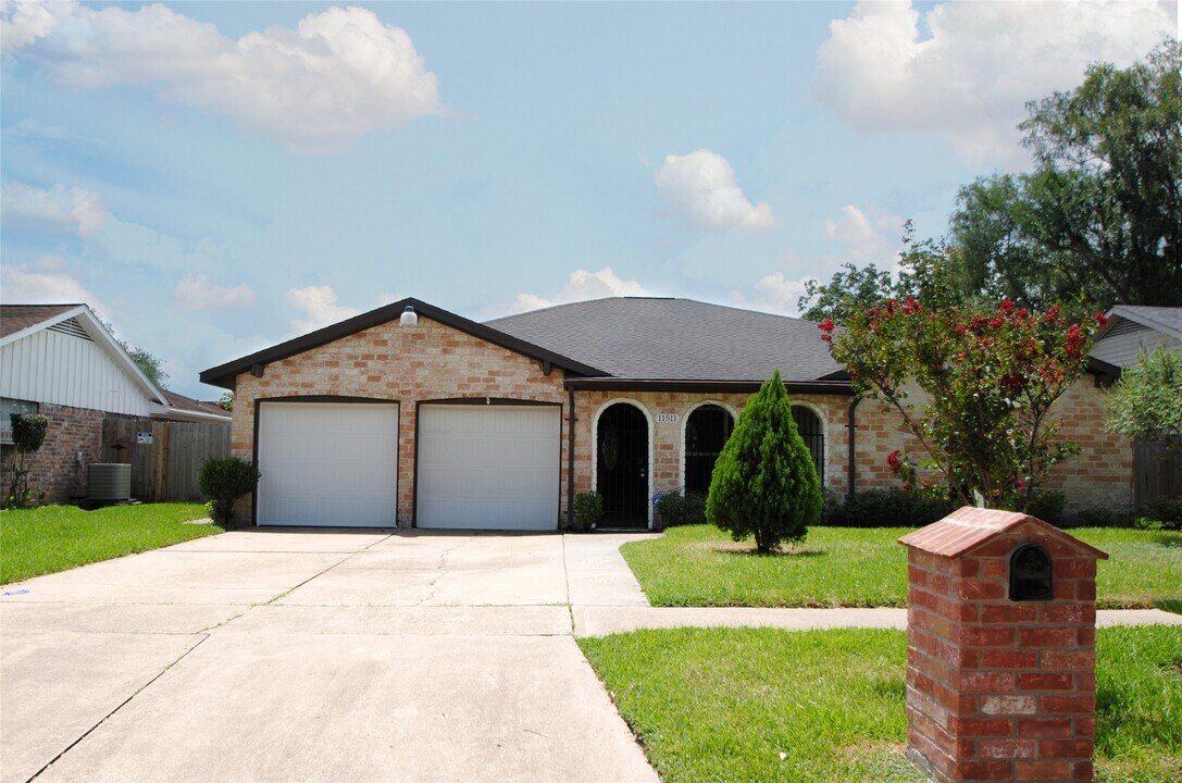 11511 Creekhurst Dr in Houston, TX - Building Photo