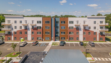 Ellipse Urban Apartments in Hampton, VA - Foto de edificio - Building Photo