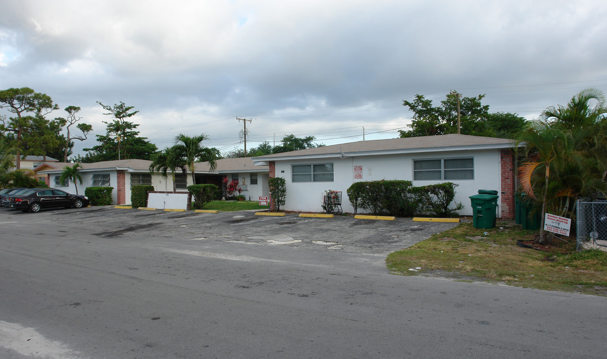 Danna Apartments in Fort Lauderdale, FL - Building Photo