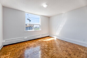 225 Davisville Avenue in Toronto, ON - Building Photo - Interior Photo