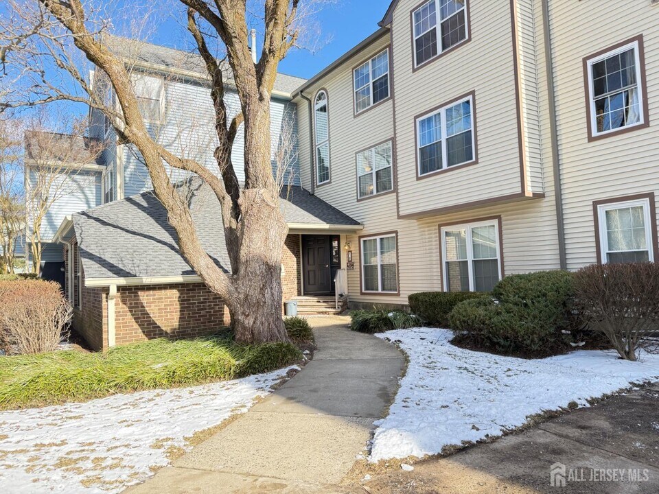 6073 Cedar Ct in Monmouth Junction, NJ - Building Photo