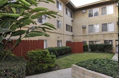 El Conquistador Apartments in Van Nuys, CA - Building Photo - Building Photo