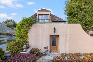 216 Gray Craig Rd in Middletown, RI - Building Photo