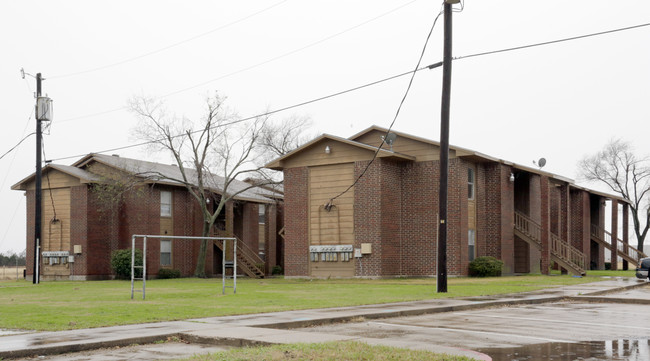 Quinlan Squares Apartments in Quinlan, TX - Building Photo - Building Photo