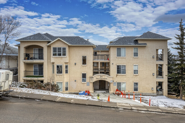 The Courtyard in Calgary, AB - Building Photo - Building Photo