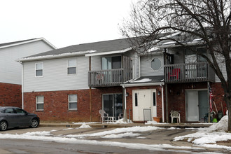 Seven Oaks Apartments in Henderson, KY - Building Photo - Building Photo