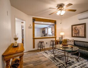 103 N Ave Q in Johnson City, TX - Building Photo - Building Photo