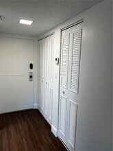 14301 N Kendall Dr in Miami, FL - Foto de edificio - Building Photo