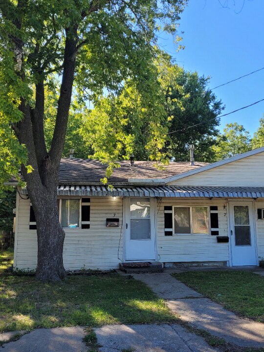 725 S Washington Ave in Aurora, MO - Building Photo