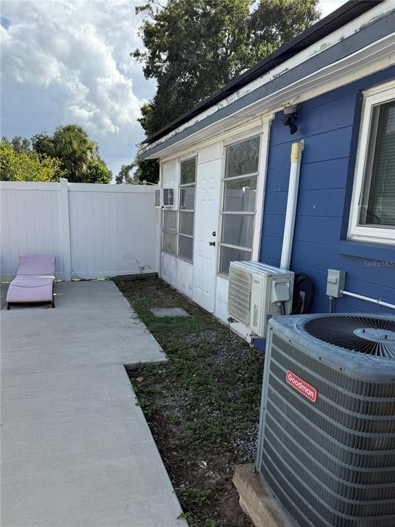2113 E Lumsden Rd in Valrico, FL - Building Photo - Building Photo
