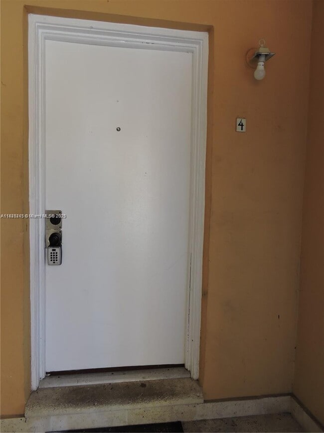 6170 SW 62nd Terrace in South Miami, FL - Building Photo - Building Photo