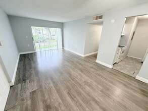 105 Benoist Farms Rd in West Palm Beach, FL - Building Photo - Building Photo