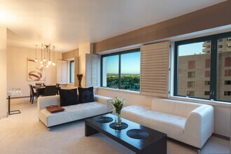 10520 Wilshire Blvd, Unit #1207 in Los Angeles, CA - Foto de edificio - Building Photo