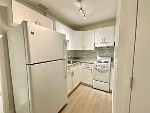 9517 Fontainebleau Blvd, Unit 521-325 in Miami, FL - Building Photo - Building Photo