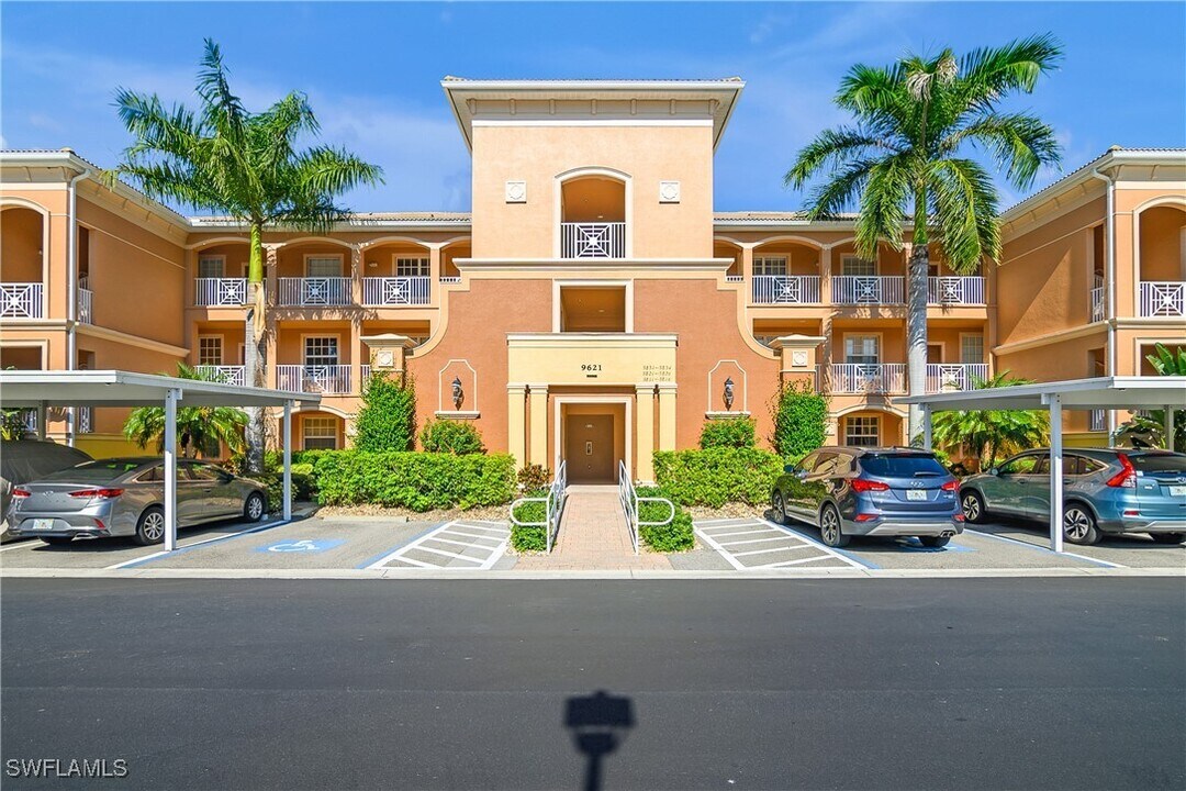 9621 Spanish Moss Way in Bonita Springs, FL - Building Photo