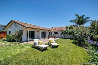 5512 Candlelight Dr in San Diego, CA - Building Photo - Building Photo