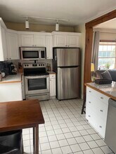 13 Holland St, Unit A in Newport, RI - Foto de edificio - Building Photo