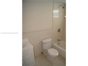 1090 NE 129th St in North Miami, FL - Foto de edificio - Building Photo