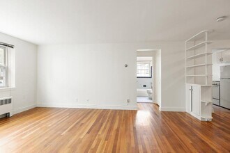 8 Menotomy Rd, Unit #4 in Arlington, MA - Foto de edificio - Building Photo