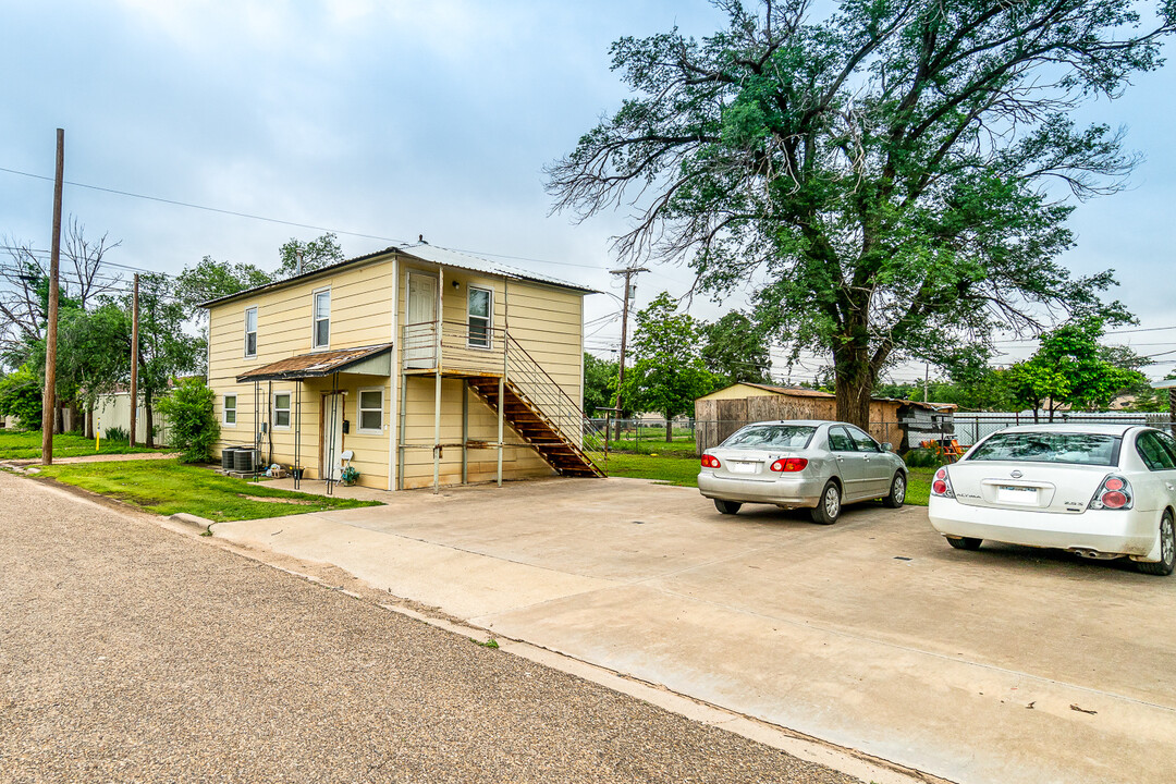 323 NW 4th St in Tulia, TX - Building Photo