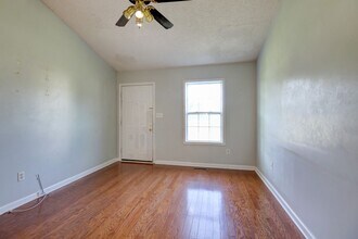 240 Waterford Dr in Oak Grove, KY - Building Photo - Building Photo