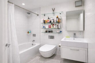 260 Elizabeth St, Unit 2 in New York, NY - Building Photo - Building Photo