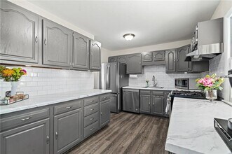 9720 England Dr in Overland Park, KS - Building Photo - Building Photo