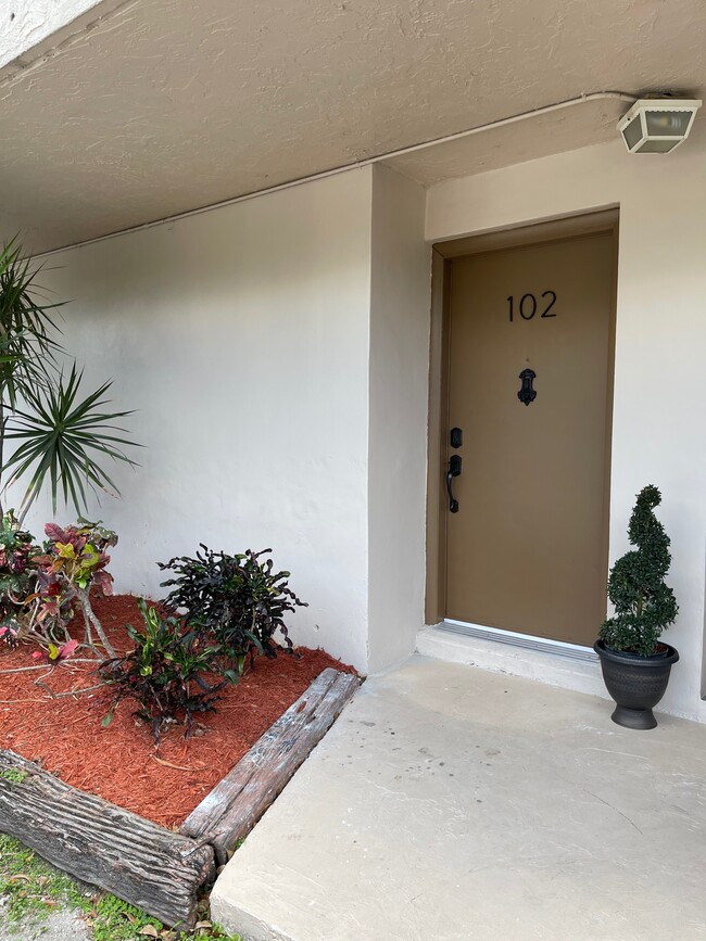 860 NW 87th Ave, Unit 102 in Miami, FL - Building Photo - Building Photo