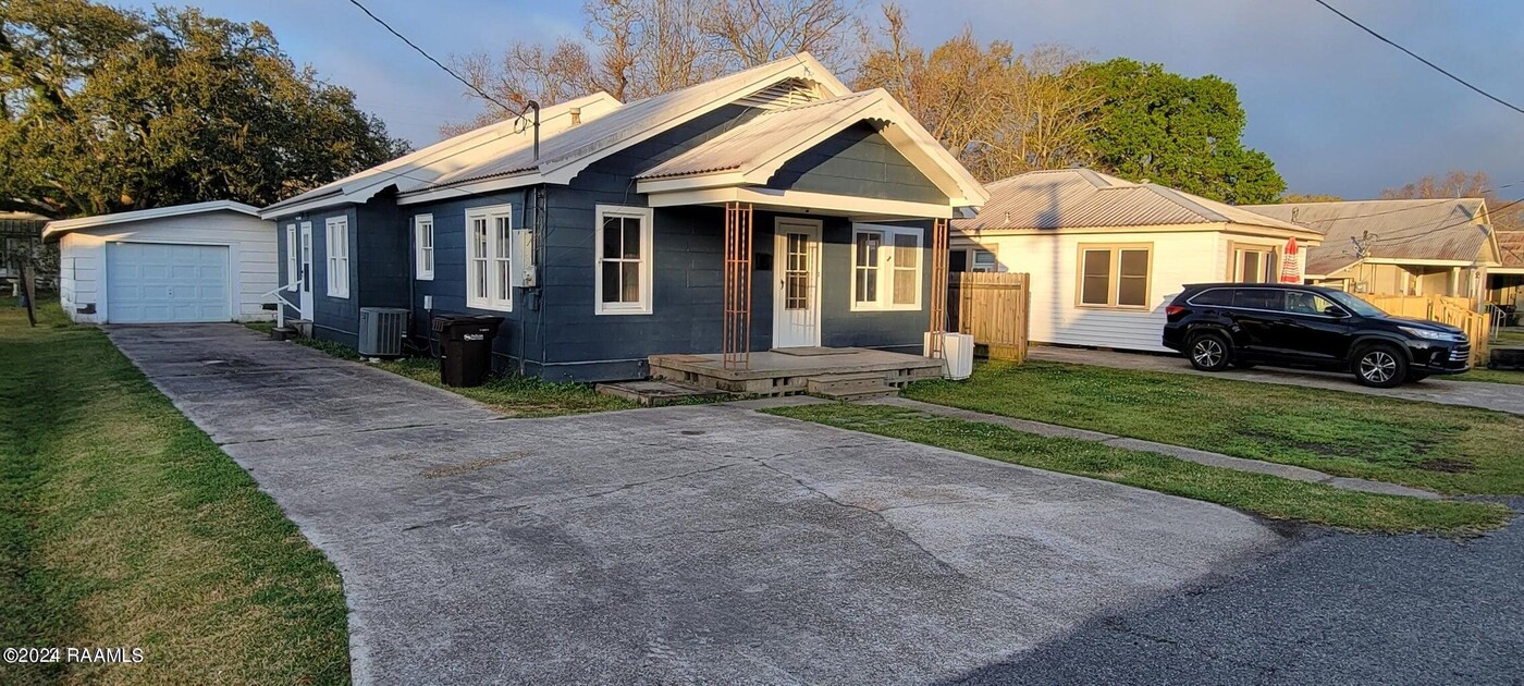 123 Oswald St in Breaux Bridge, LA - Building Photo