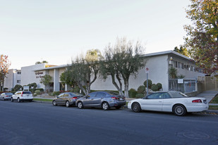 5410 Quakertown Ave in Woodland Hills, CA - Foto de edificio - Building Photo