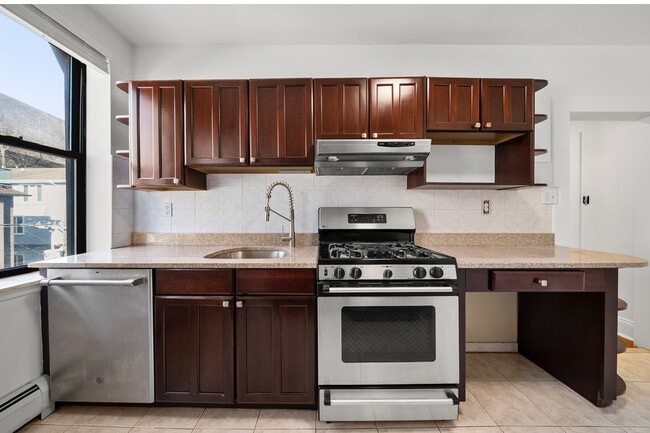 553 Undercliff Ave, Unit 14 in Edgewater, NJ - Building Photo - Building Photo