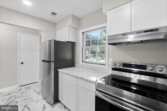 14419 St Germain Dr in Centreville, VA - Foto de edificio - Building Photo