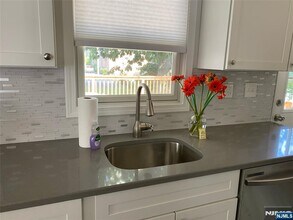 229 Livingston Ave in Lyndhurst, NJ - Building Photo - Building Photo