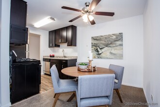 Glen Oaks Commons in Des Plaines, IL - Building Photo - Building Photo