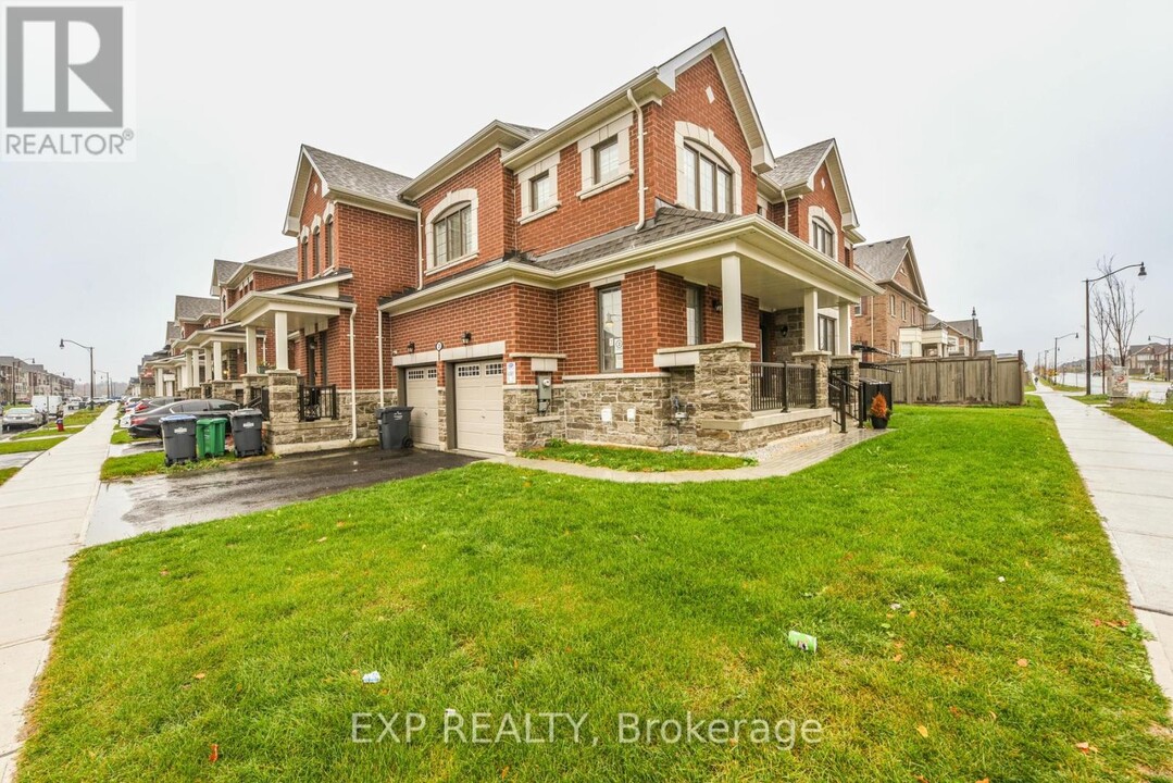 2 Keppel Cir in Brampton, ON - Building Photo