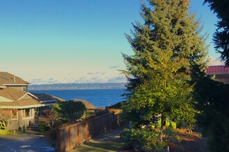 15116 Sunrise Dr NE, Unit WATER VIEW BEACH ACCESS in Bainbridge Island, WA - Building Photo - Building Photo