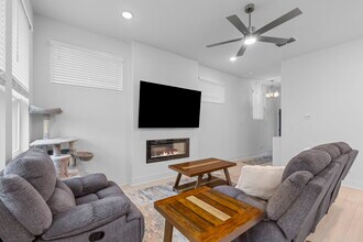 8851 Oakland Rd in San Antonio, TX - Building Photo - Building Photo