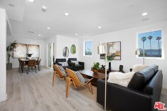 945 N Oxford Ave in Los Angeles, CA - Building Photo - Building Photo