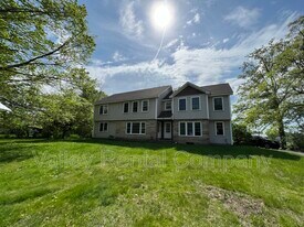 201 Middle St in Hadley, MA - Building Photo