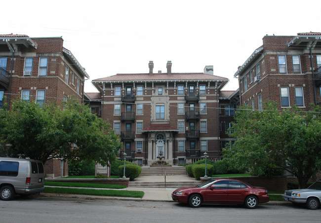 St. Regis Apartments in Omaha, NE - Building Photo - Building Photo