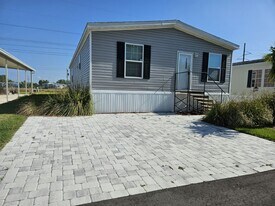 6591 Hidden Oaks Dr in North Fort Myers, FL - Building Photo